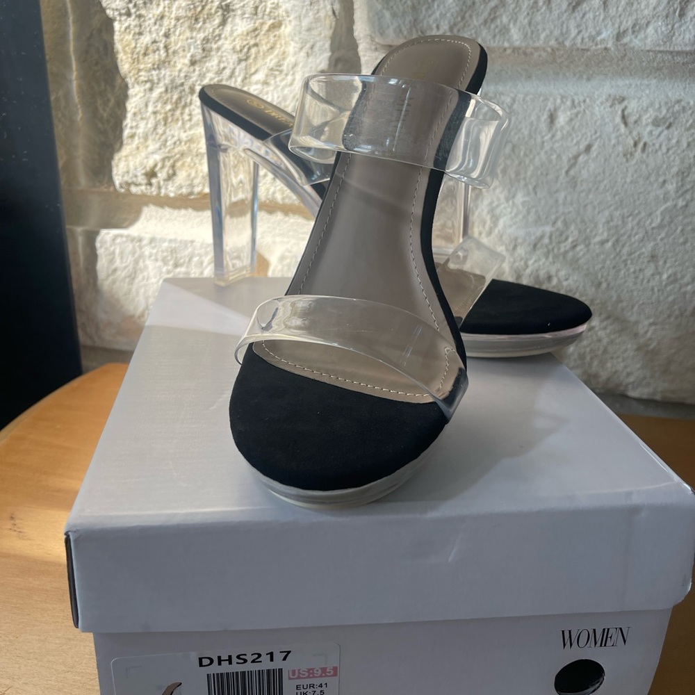 NWT heels - Picture 2 of 4